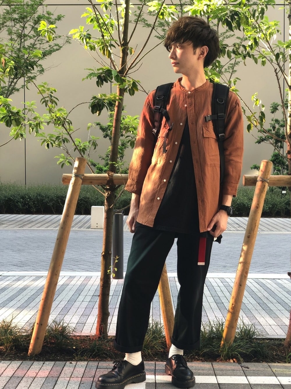 「ライトオン、Right-on、大学生、バンドカラー、七分袖、ディッキーズ(Dickies)、春夏コーデ、黒パンツ、シャツ、お洒落さんとつながりたい」｜「DickiesのDickies/ディッキーズ 874 ワークパンツ ワイドチノパンツ（チノパンツ、ブラック系）」を使った、だいちゃんさん（メンズ・173cm）の夏コーディネートの1枚目の写真