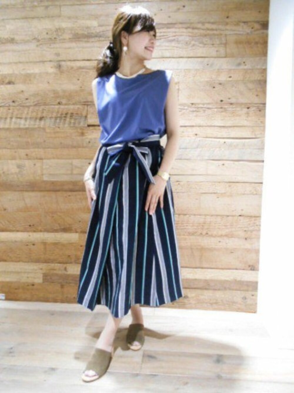 ブルー系のTシャツ/カットソー、ブルー系のスカート、ホワイト系のネックレスを着用したレディースの夏コーディネートの1枚目の写真