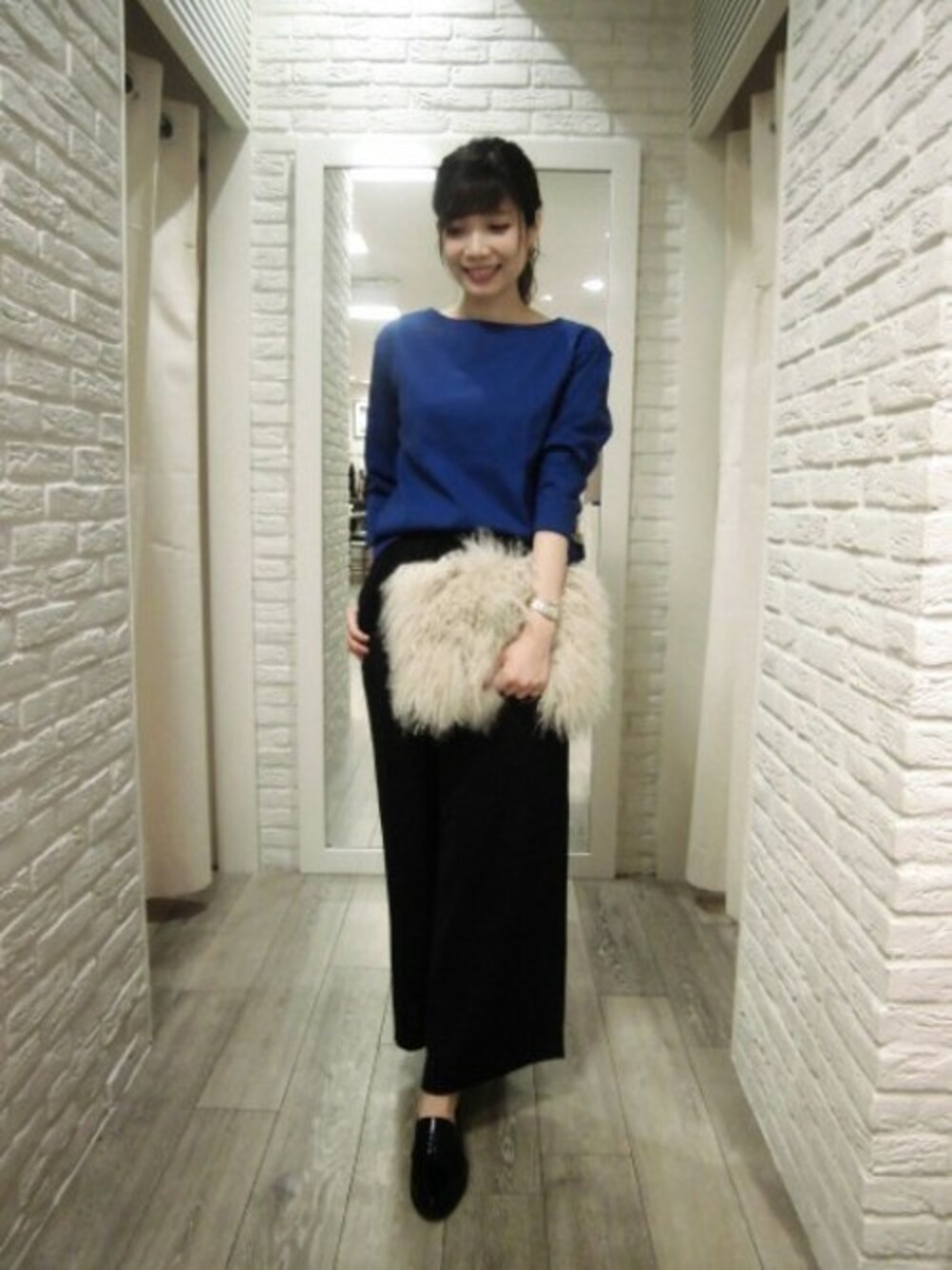 ブルー系のTシャツ/カットソー、ブラック系のその他パンツ、ブラック系のスリッポンを着用したレディースの夏コーディネートの1枚目の写真