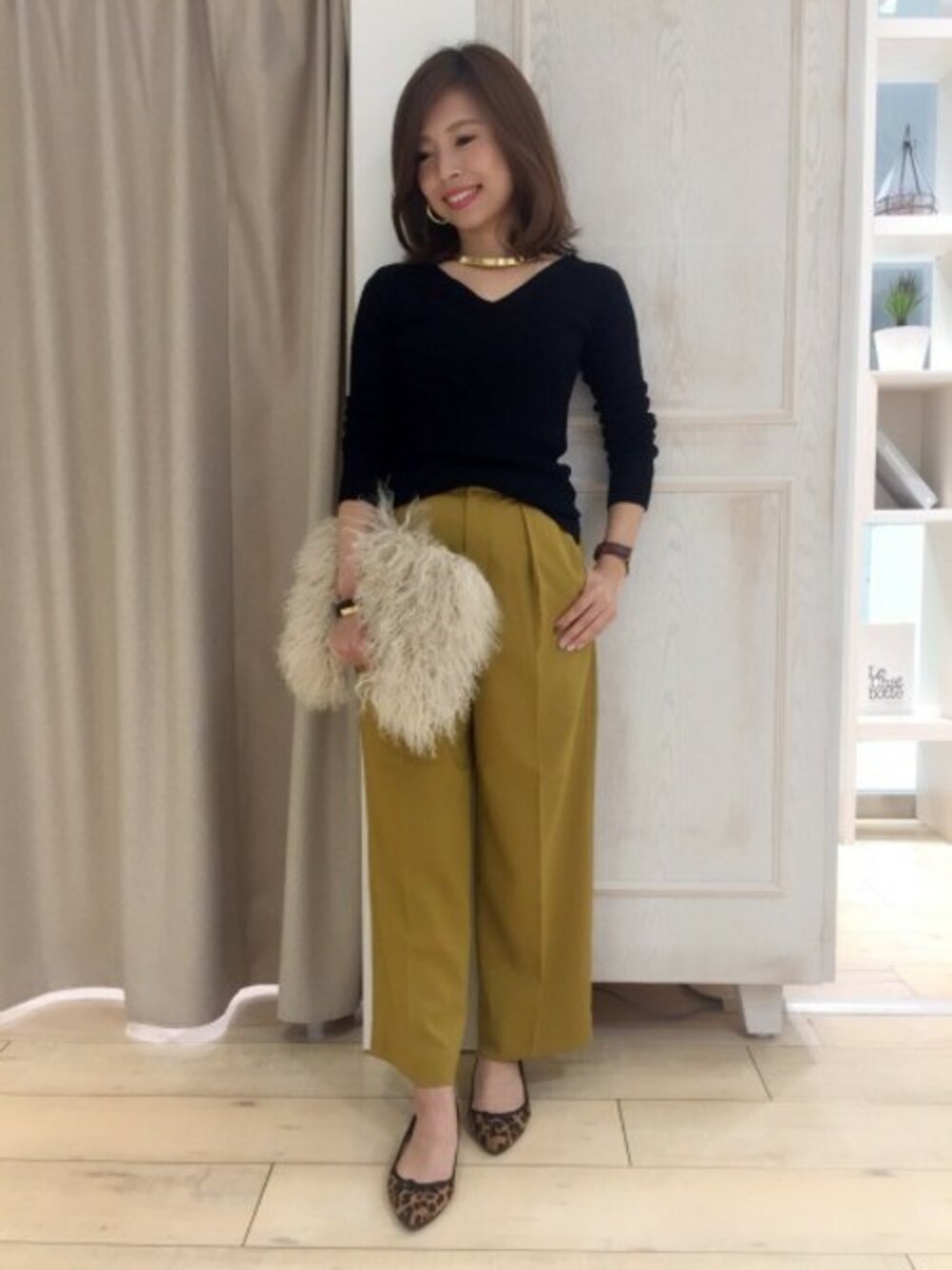 ブルー系のニット/セーター、イエロー系のその他パンツ、その他のバレエシューズを着用したレディースの秋コーディネートの1枚目の写真