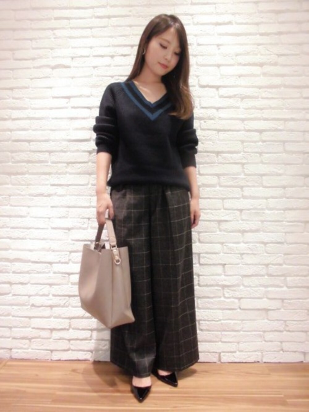 グレー系のその他パンツ、ブルー系のニット/セーター、ブラック系のパンプスを着用したレディースの秋コーディネートの1枚目の写真