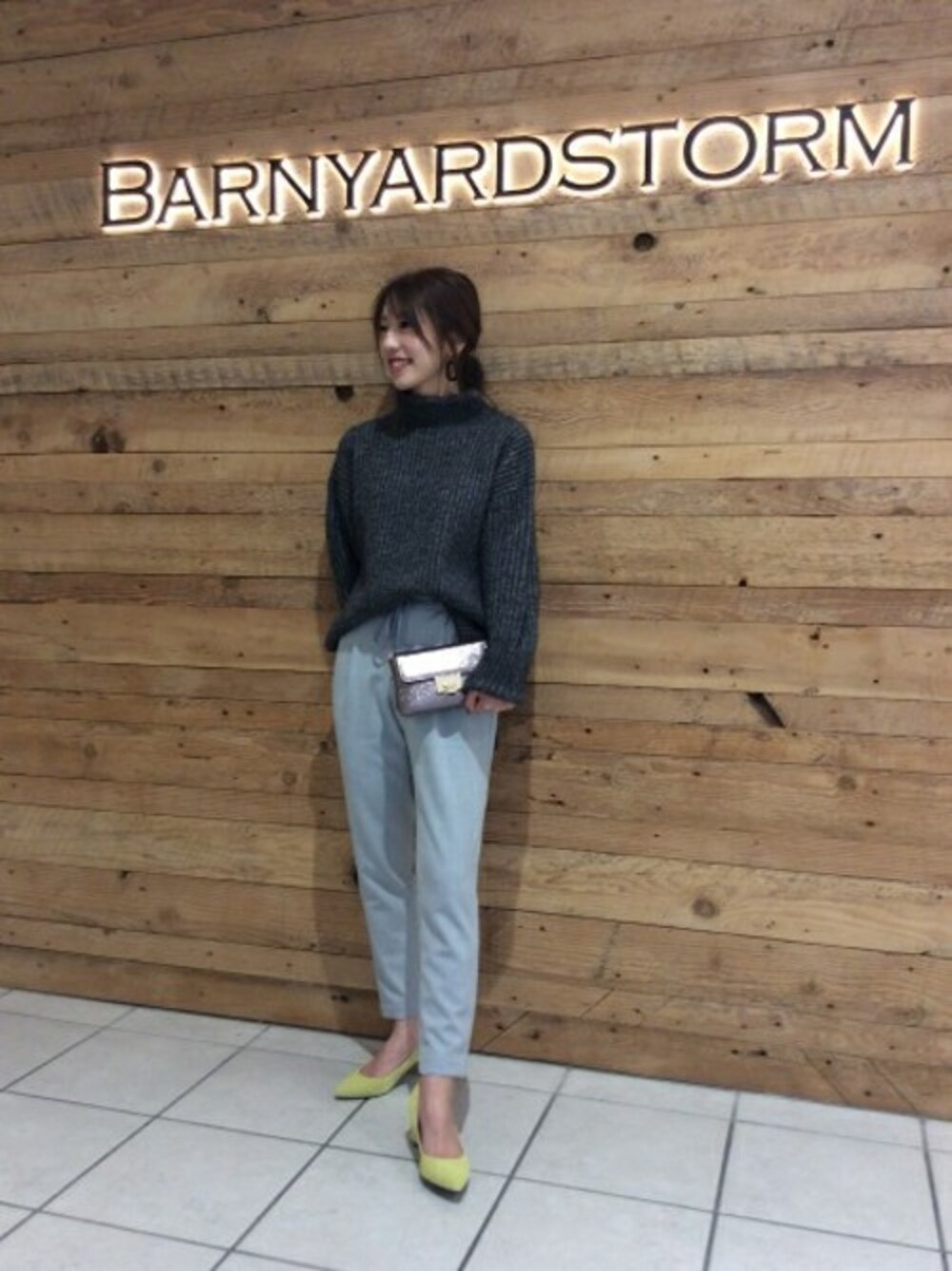 「テーパードパンツ、ハイネックニット、バンヤードストーム(BARNYARDSTORM)、シンプルコーデ、ミニバッグ、グラデーションコーデ、モノトーンコーデ、カラーパンプス、オトナカジュアル、同色コーデ」｜「BARNYARDSTORMのBARNYARDSTORM / エアフローハイネックニット（ニット/セーター、グレー系）」を使った、BARNYARDSTORM本部さん（レディース・159cm）の秋コーディネートの1枚目の写真