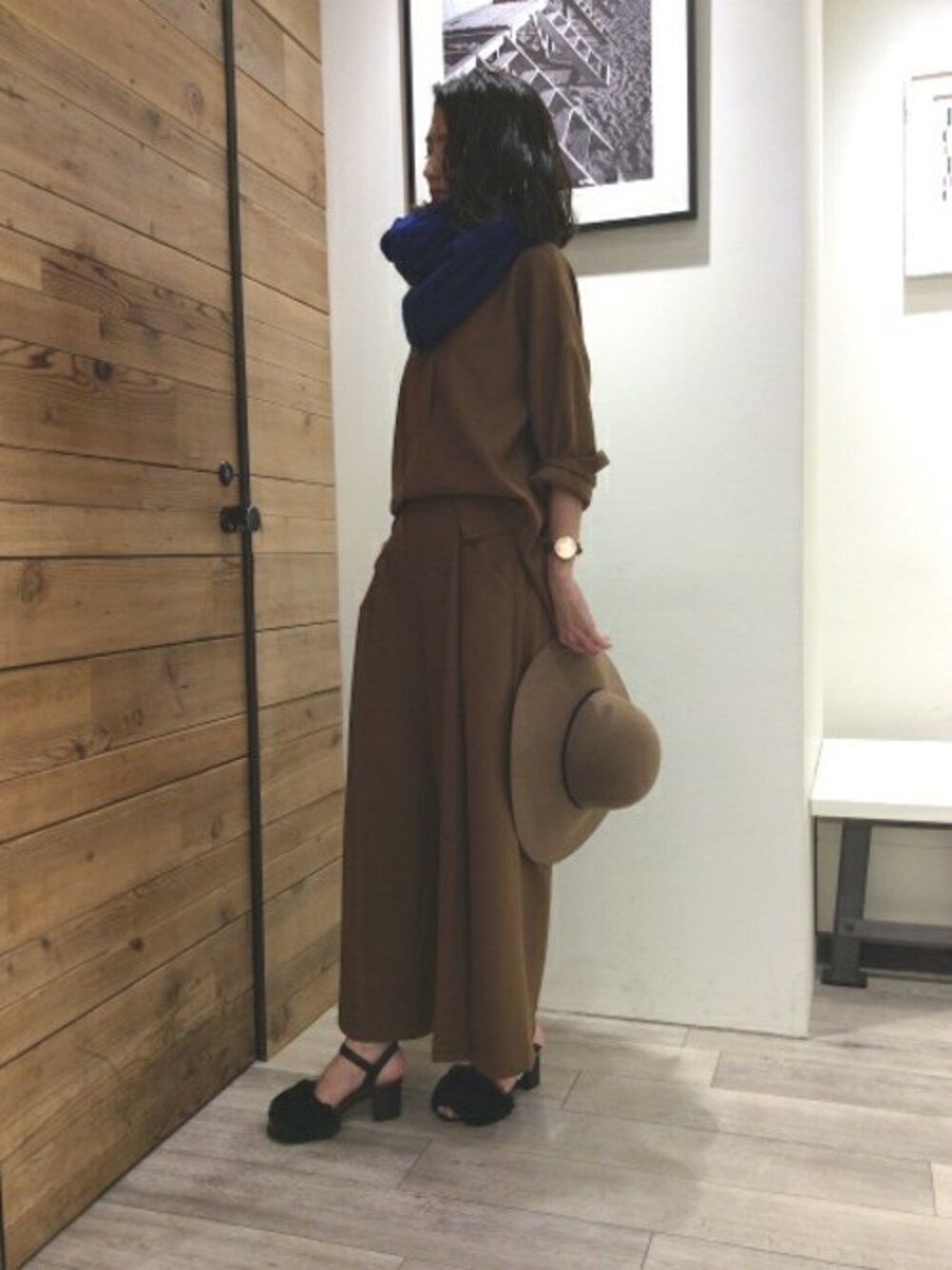 イエロー系のその他パンツ、イエロー系のシャツ/ブラウス、ブラック系のサンダルを着用したレディースの冬コーディネートの1枚目の写真
