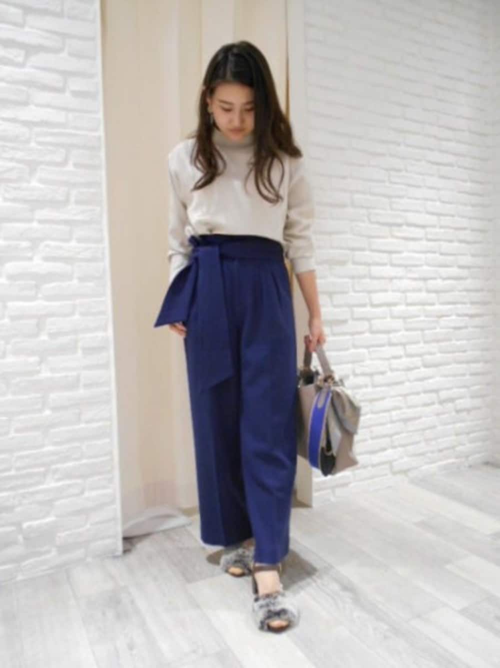 グレー系のシャツ/ブラウス、ブルー系のその他パンツ、ブラウン系のサンダルを着用したレディースの冬コーディネートの1枚目の写真