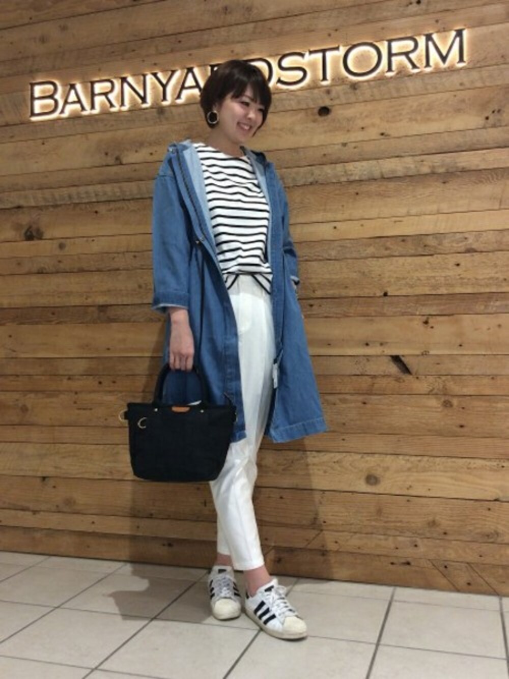 ホワイト系のカーゴパンツ、ホワイト系のTシャツ/カットソー、ブルー系のその他アウターを着用したレディースの冬コーディネートの1枚目の写真