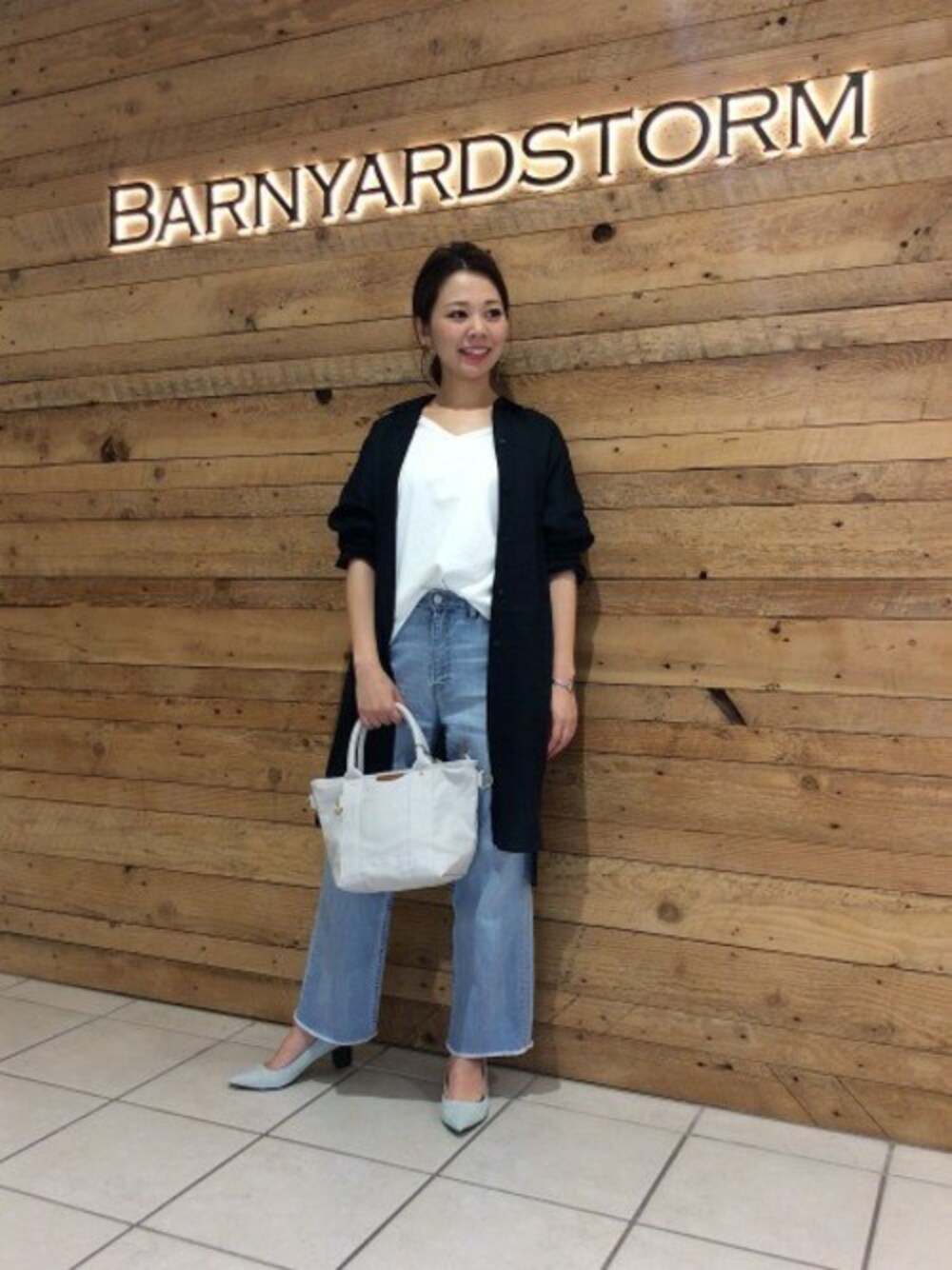 ブルー系のシャツ/ブラウス、ブルー系のデニムパンツ、ホワイト系のTシャツ/カットソーを着用したレディースの春コーディネートの1枚目の写真