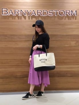 「パープル×黒」｜「アイテム（トートバッグ）」を使った、BARNYARDSTORM本部さん（レディース・160cm）の春コーディネート