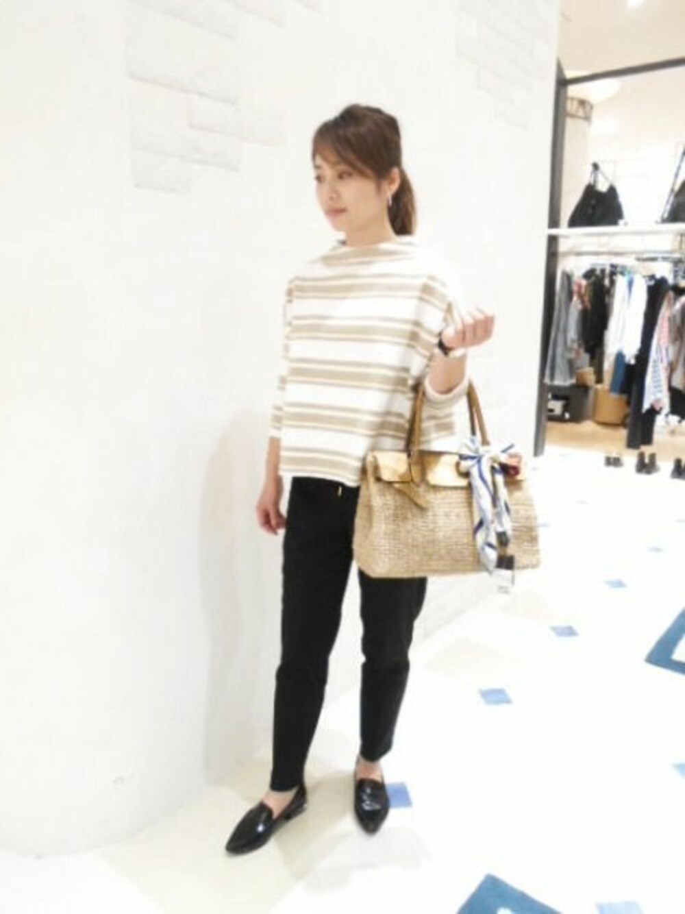 ベージュ系のTシャツ/カットソー、ブラック系のその他パンツ、ゴールド系のトートバッグを着用したレディースの春コーディネートの1枚目の写真