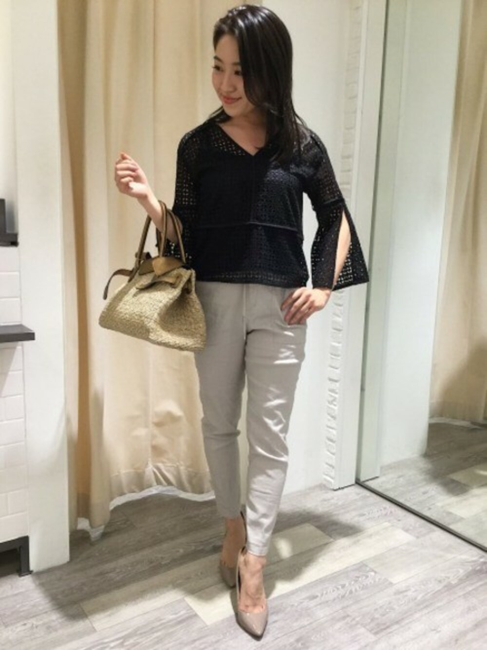 ブラック系のシャツ/ブラウス、グレー系のその他パンツ、その他のトートバッグを着用したレディースの春コーディネートの1枚目の写真