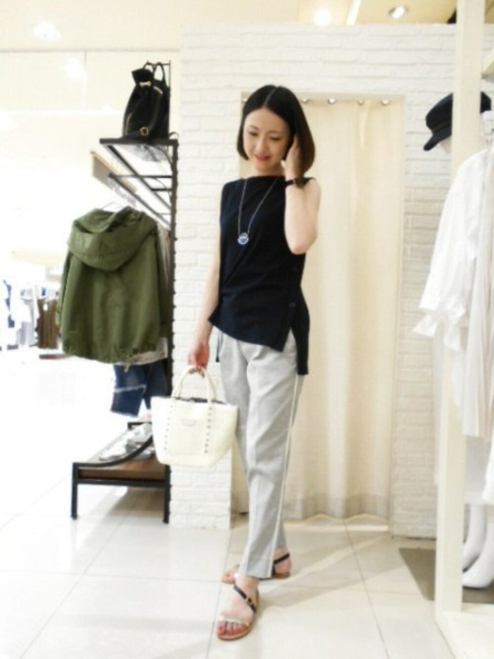 ブルー系のTシャツ/カットソー、グレー系のその他パンツ、ゴールド系のサンダルを着用したレディースの春コーディネートの1枚目の写真