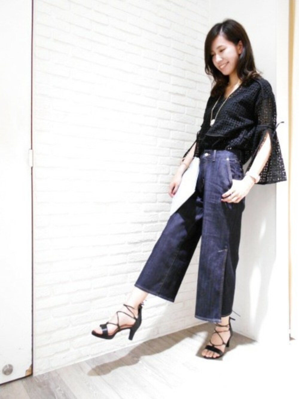 ブラック系のシャツ/ブラウス、ブルー系のその他パンツ、ブラック系のサンダルを着用したレディースの春コーディネートの1枚目の写真