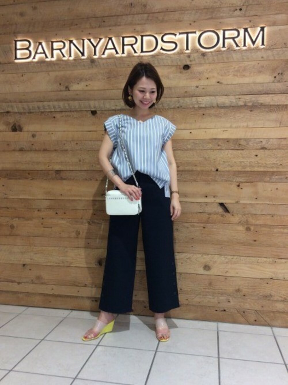 ブルー系のシャツ/ブラウス、ブルー系のその他パンツ、ホワイト系のショルダーバッグを着用したレディースの春コーディネートの1枚目の写真