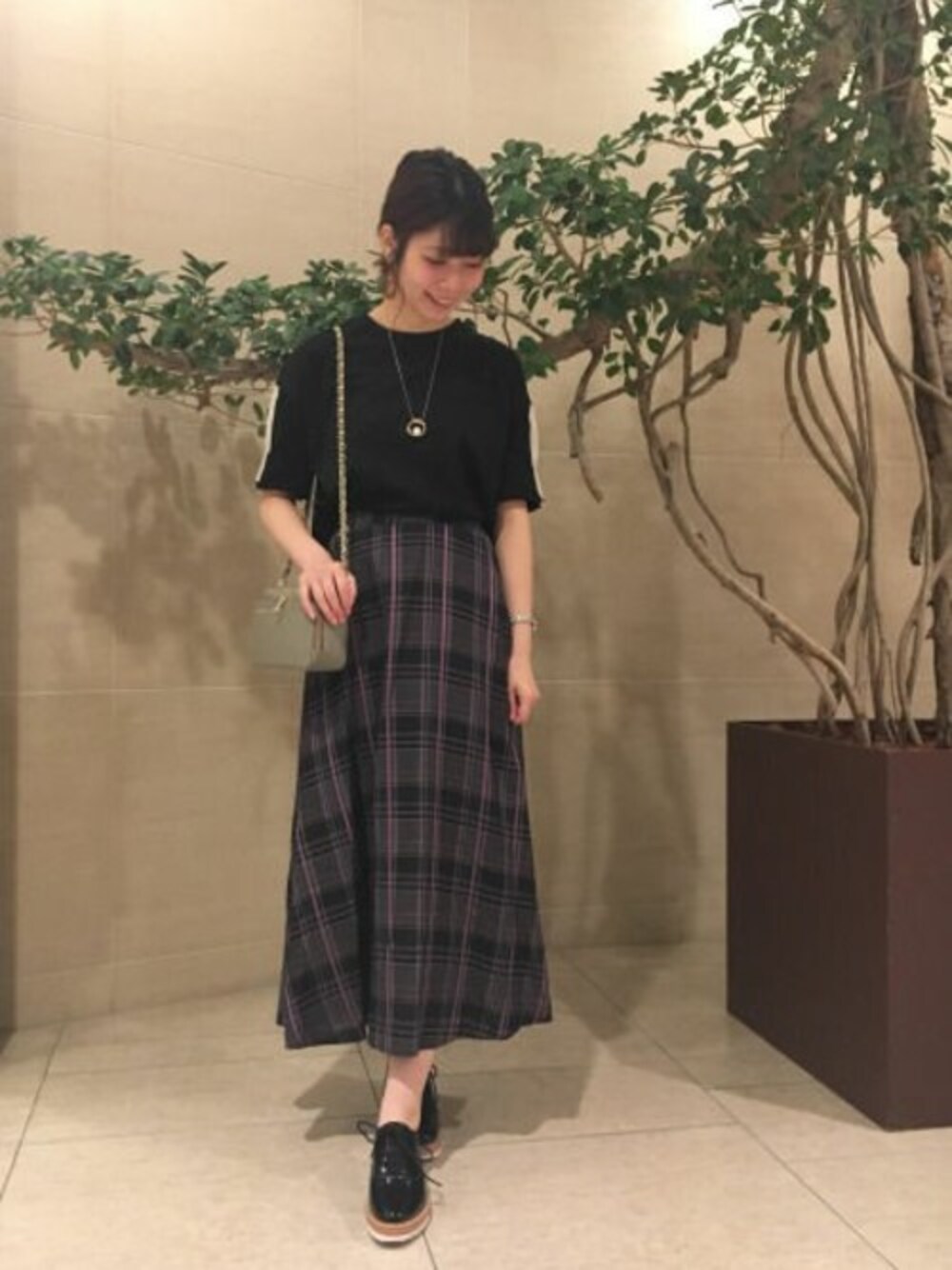 ブラック系のTシャツ/カットソー、ピンク系のスカート、ブラック系のその他シューズを着用したレディースの夏コーディネートの1枚目の写真