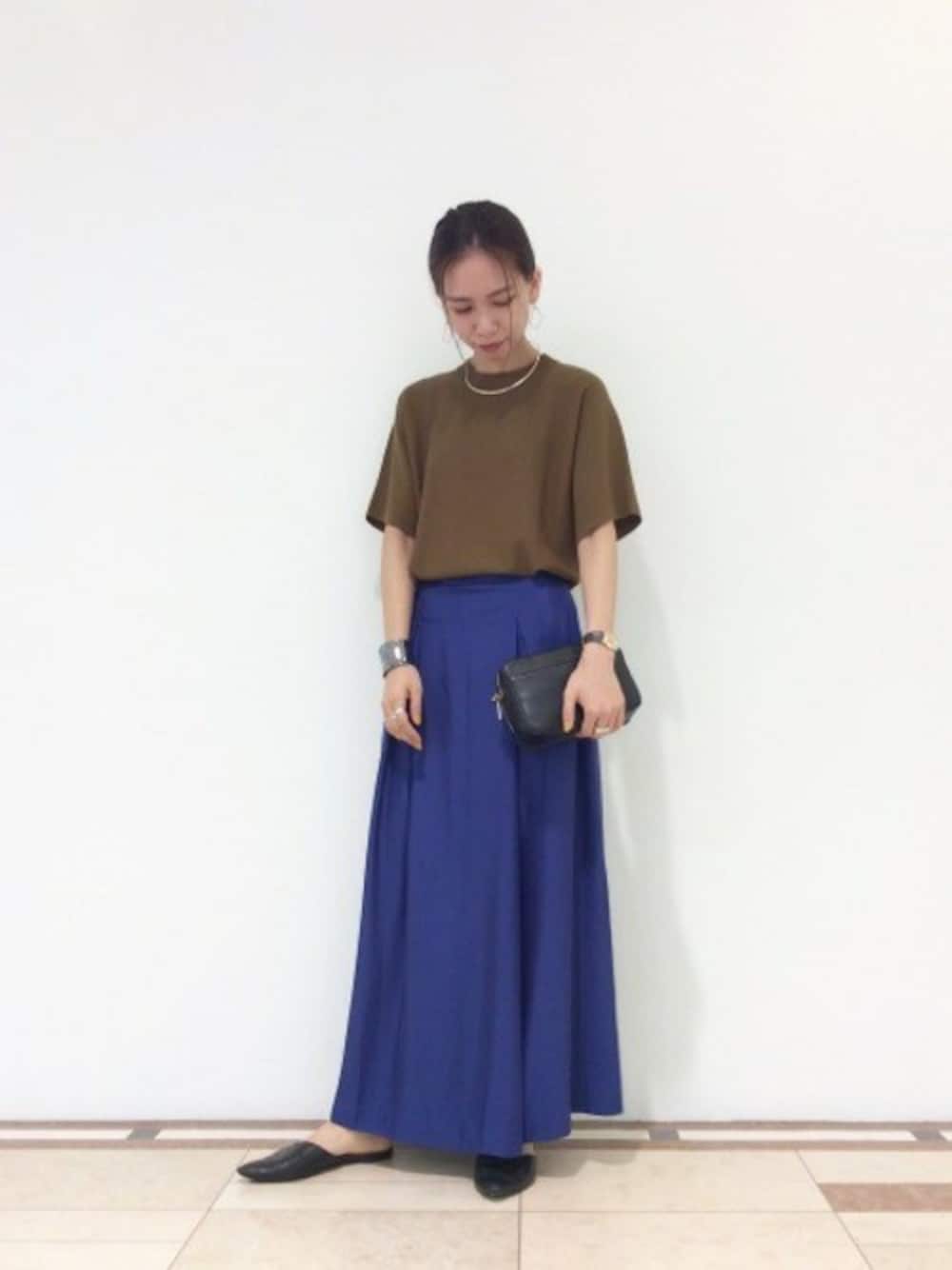 グリーン系のワンピース、ブルー系のその他パンツ、ブラック系のショルダーバッグを着用したレディースの夏コーディネートの1枚目の写真