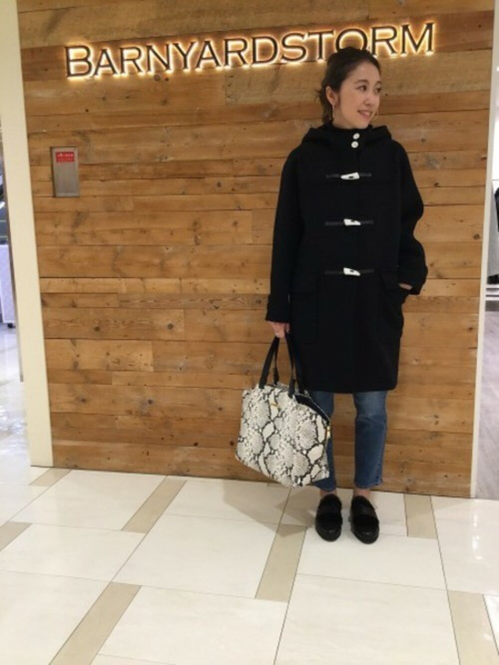 ブルー系のデニムパンツ、その他のトートバッグ、ブラック系のその他シューズを着用したレディースの秋コーディネートの1枚目の写真
