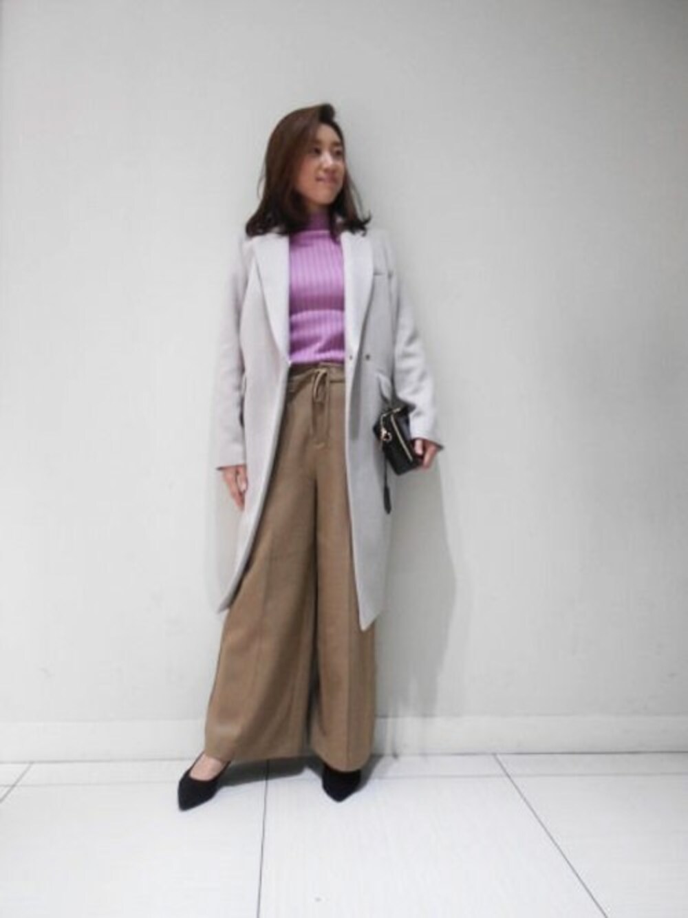 イエロー系のその他パンツ、ピンク系のニット/セーター、ブラック系のショルダーバッグを着用したレディースの秋コーディネートの1枚目の写真