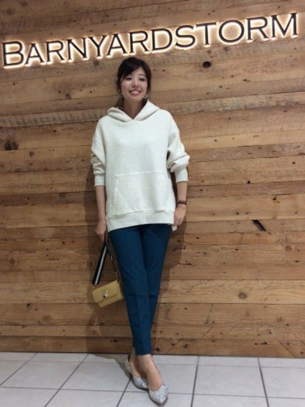 「パーカー、大人カジュアル、パンツスタイル、バンヤードストーム(BARNYARDSTORM)、シンプルコーデ、パーカーコーデ」｜「BARNYARDSTORMのBARNYARDSTORM / ウォレットフラップショルダーＳ（ショルダーバッグ、イエロー系）」を使った、BARNYARDSTORM本部さん（レディース・170cm）の秋コーディネートの1枚目の写真