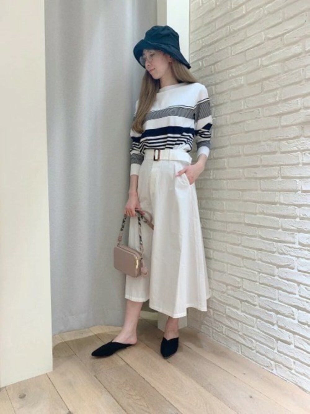 「ハット、大人カジュアル、バンヤードストーム(BARNYARDSTORM)、スカートスタイル、春コーデ、モノトーンコーデ、ＵＶカット、Mazell by BARNYARDSTORM」｜「BARNYARDSTORMのBARNYARDSTORM / カタチガキマルサンHAT（ハット、ブラック系）」を使った、BARNYARDSTORM本部さん（レディース・174cm）の春コーディネートの1枚目の写真