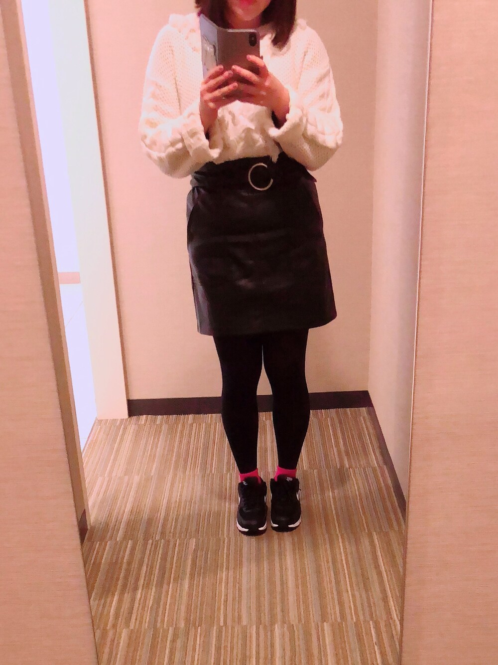 「スニーカー、レザースカート」｜「NIKEの【Nike】Air Max 90 Shoes（スニーカー、ブラック系）」を使った、NoMさん（レディース・153cm）の冬コーディネートの1枚目の写真