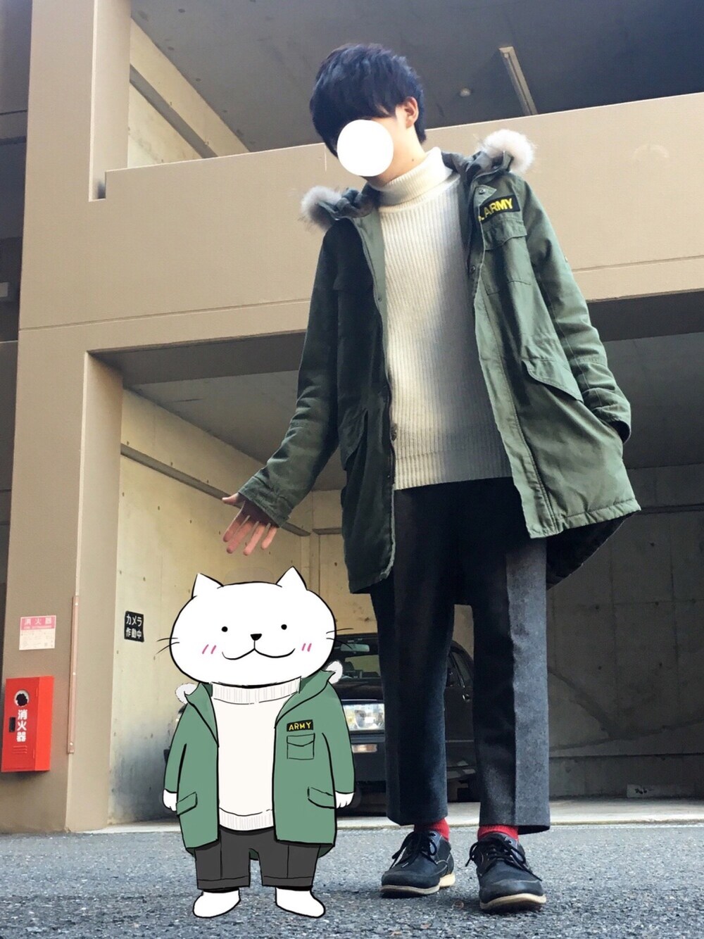 グリーン系のミリタリージャケット、ホワイト系のニット/セーター、ブラック系のパンツを着用したメンズの冬コーディネートの1枚目の写真