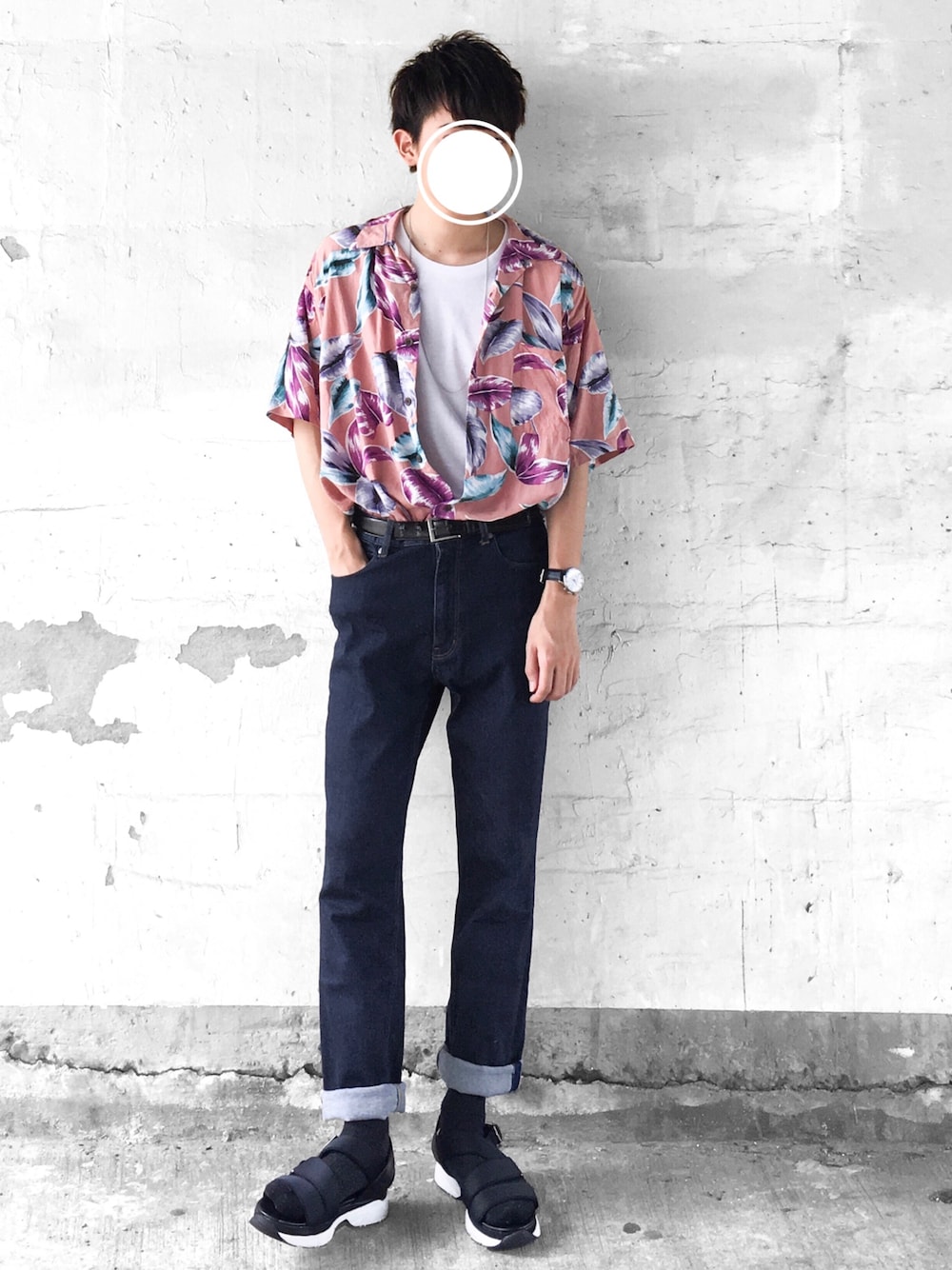 「柄シャツ、タックイン、デニム、スキニーデニム、アロハシャツ、プチプラ、サンダル、サンダルに靴下、ロールアップ、カジュアル」｜「HAREの【HARE】セルビッチストレートデニム（デニムパンツ、ブルー系）」を使った、SHOTA / しょうたさん（メンズ・165cm）の夏コーディネートの1枚目の写真