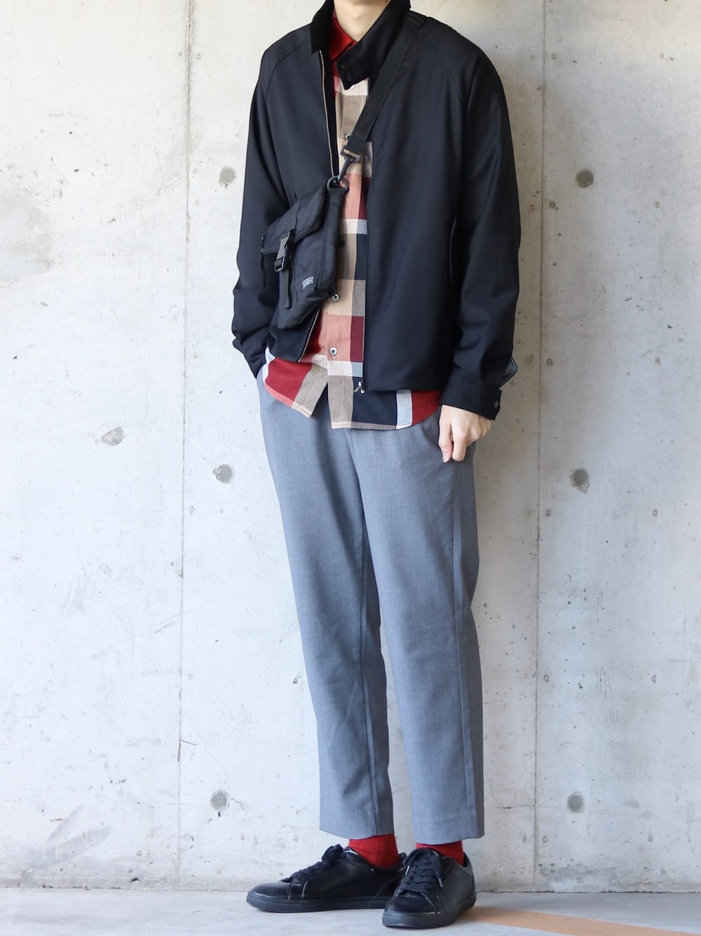 「シンプル、モノトーン、スニーカー、チェックシャツ、GU、UNIQLO、プチプラ、サコッシュ、ショルダーバッグ、スラックス」｜「H&Mのアイテム（ショルダーバッグ、ブラック系）」を使った、SHOTA / しょうたさん（メンズ・165cm）の冬コーディネートの1枚目の写真