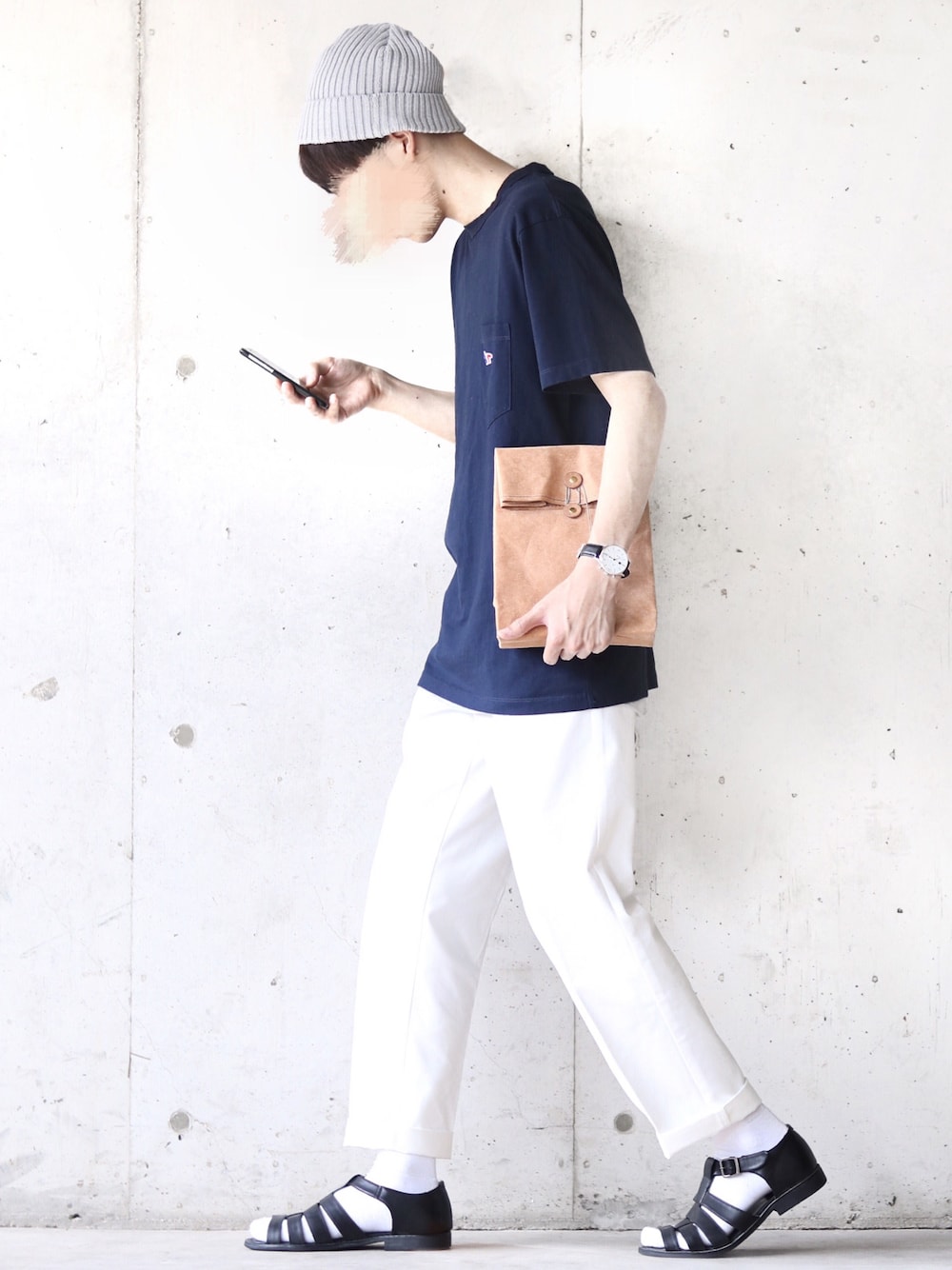 ブルー系のTシャツ/カットソー、ホワイト系のその他パンツ、レッド系のトップスを着用したメンズの夏コーディネートの1枚目の写真