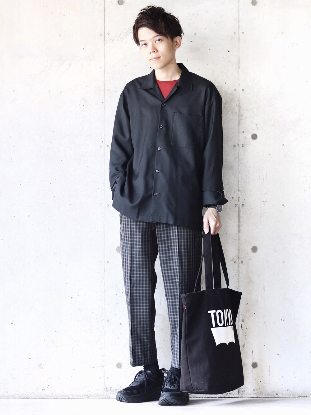 「オールブラック、秋のコーデ、オープンカラーシャツ、チェックパンツ、ダッドスニーカー、モノトーン、GU、UNIQLO、プチプラ、オシャレパッソ」｜「Levi'sのバットウィングトート（トートバッグ、ブラック系）」を使った、SHOTA / しょうたさん（メンズ・165cm）の秋コーディネートの1枚目の写真