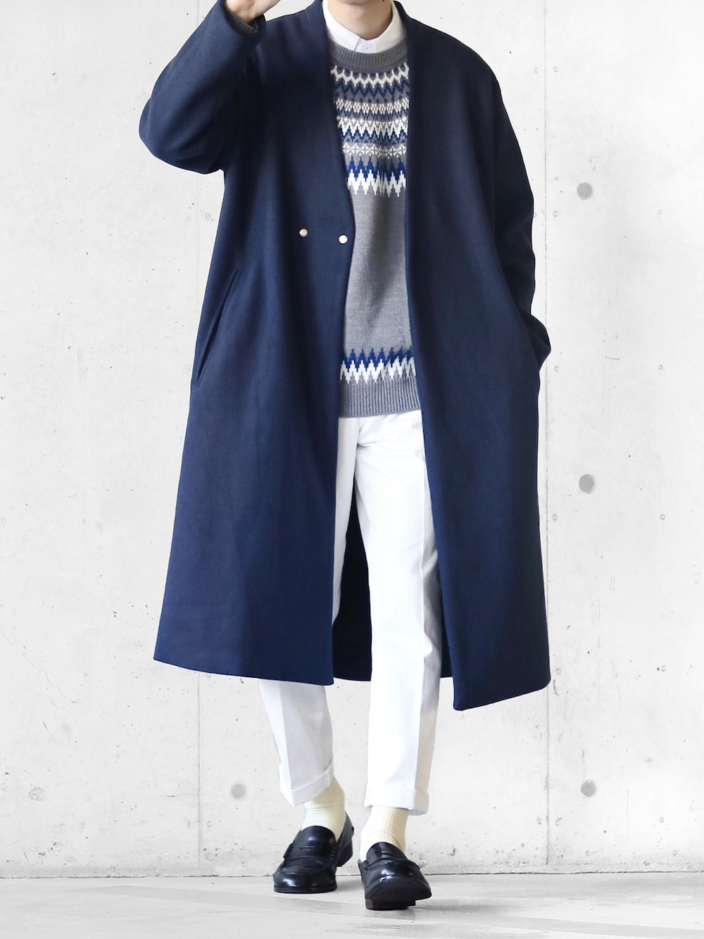 「きれいめカジュアル、ローファー、白パンツ、ノーカラーコート、求心柄、ノルディック柄、UNIQLO、ロングコート、オーバーコート、ユニクロ」｜「EMMA CLOTHESのオーバーサイズビーバーメルトンVネックロングコート（ノーカラーコート、ブルー系）」を使った、SHOTA / しょうたさん（メンズ・165cm）の秋コーディネートの1枚目の写真