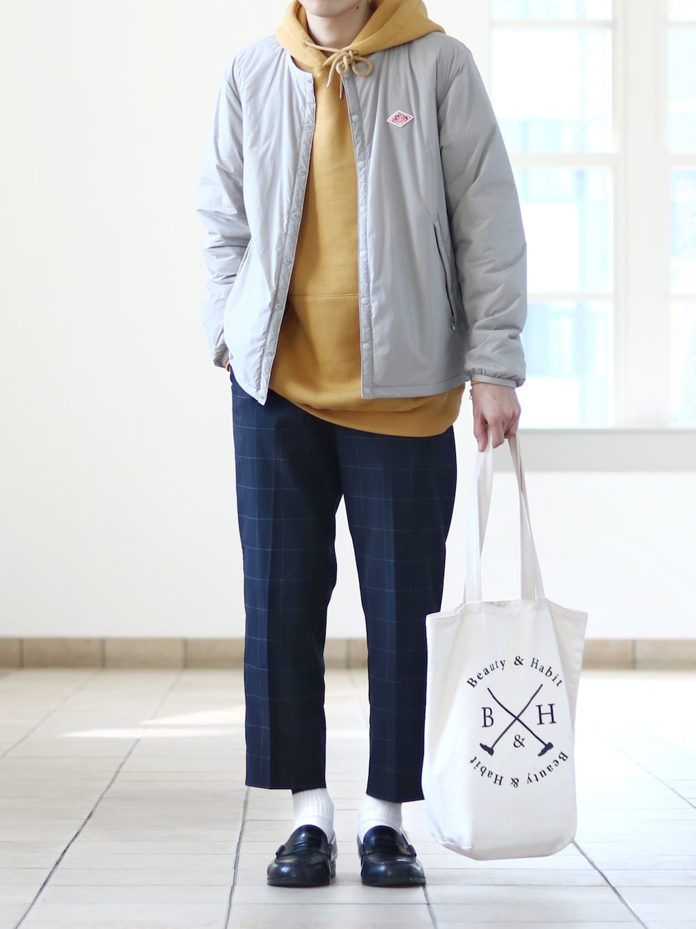 「トートバッグ、ノーカラージャケット、Danton、パーカー、イエロー、差し色、プチプラコーデ、GLOBAL WORK、スラックス、ウィンドウペン」｜「koeの【UNISEX】TC裏起毛ビッグシルエットフーディー（パーカー、イエロー系）」を使った、SHOTA / しょうたさん（メンズ・165cm）の春コーディネートの1枚目の写真