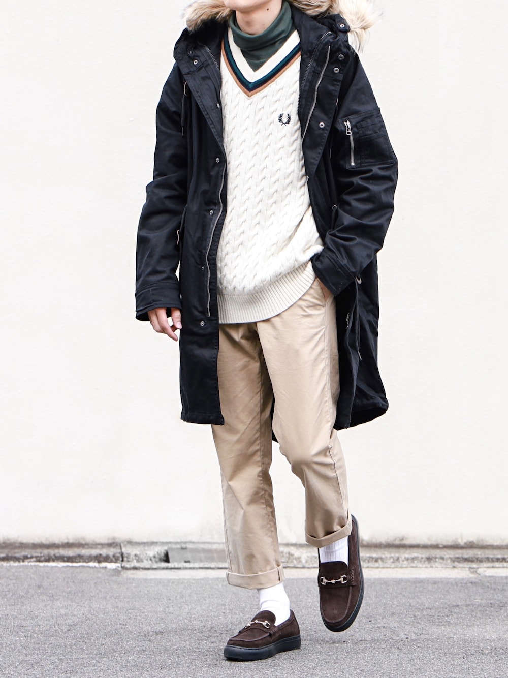 ブラック系のモッズコート、ホワイト系のベスト、ブラウン系のその他シューズを着用したメンズの秋コーディネートの1枚目の写真