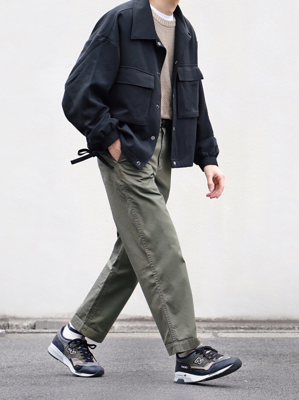 「アースカラー、カーキパンツ、ニット、スニーカーコーデ、カジュアルコーデ、コーチジャケット、春コーデ、春、タックイン」｜「EMMA CLOTHESのオーバーサイズ 袖ボリューム CPO オーバーサイズ コーチ ジャケット/ショートブルゾン/フライトジャケット(EMMA CLOTHES)（ブルゾン、ブラック系）」を使った、SHOTA / しょうたさん（メンズ・165cm）の冬コーディネートの1枚目の写真