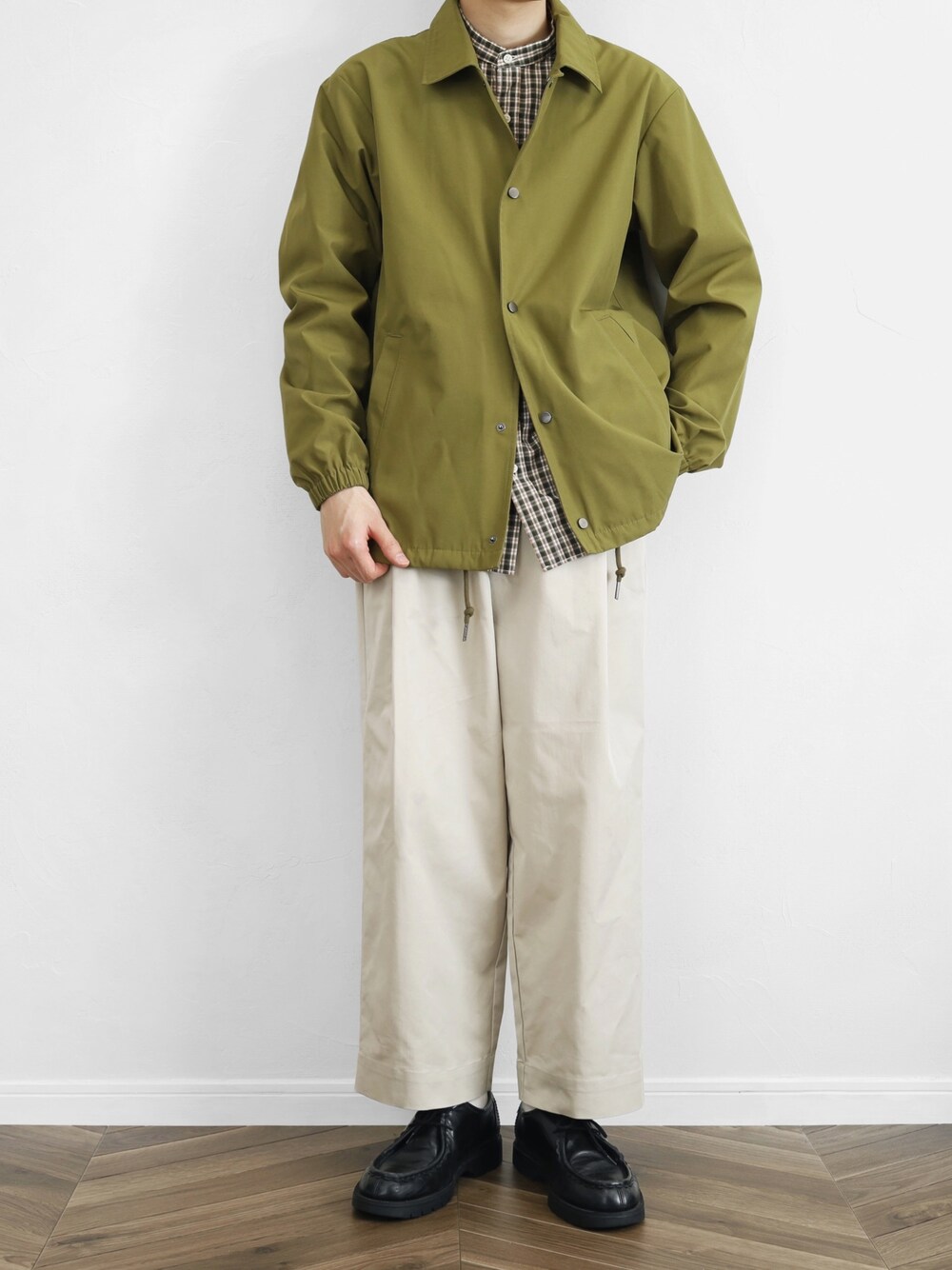 「おしゃれさんと繋がりたい、コーチジャケット、チェックシャツ、ホワイトパンツ、白パンツ、タックパンツ、革靴、きれいめカジュアル、アースカラー、春夏コーデ」｜「shiki tokyoの1 tuck wide pants / 1タックワイドパンツ（その他パンツ、ホワイト系）」を使った、SHOTA / しょうたさん（メンズ・165cm）の春コーディネートの1枚目の写真
