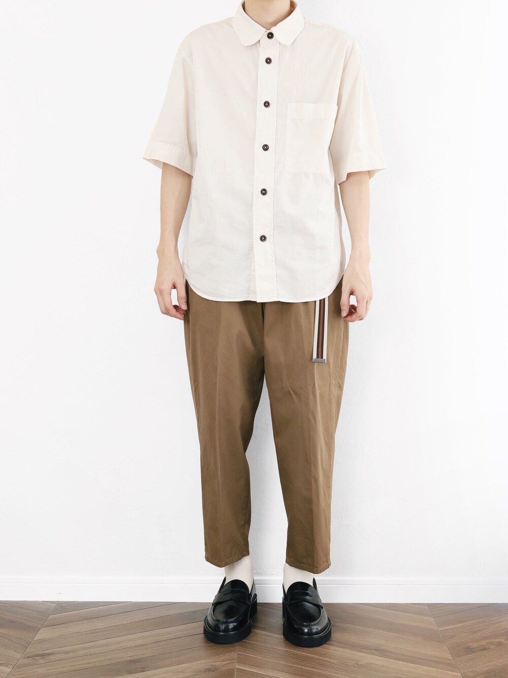 ホワイト系のシャツ/ブラウス、ブラウン系のその他パンツ、ブラック系のシューズを着用したメンズの夏コーディネートの1枚目の写真