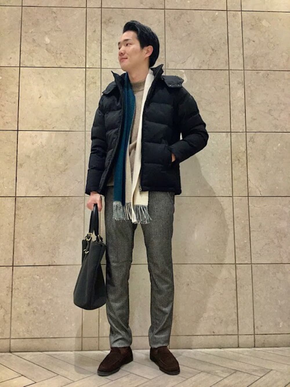 メンズにおすすめの黒ダウンとマフラー・トートバッグを使った174cm男性のビジネスカジュアル冬コーデ