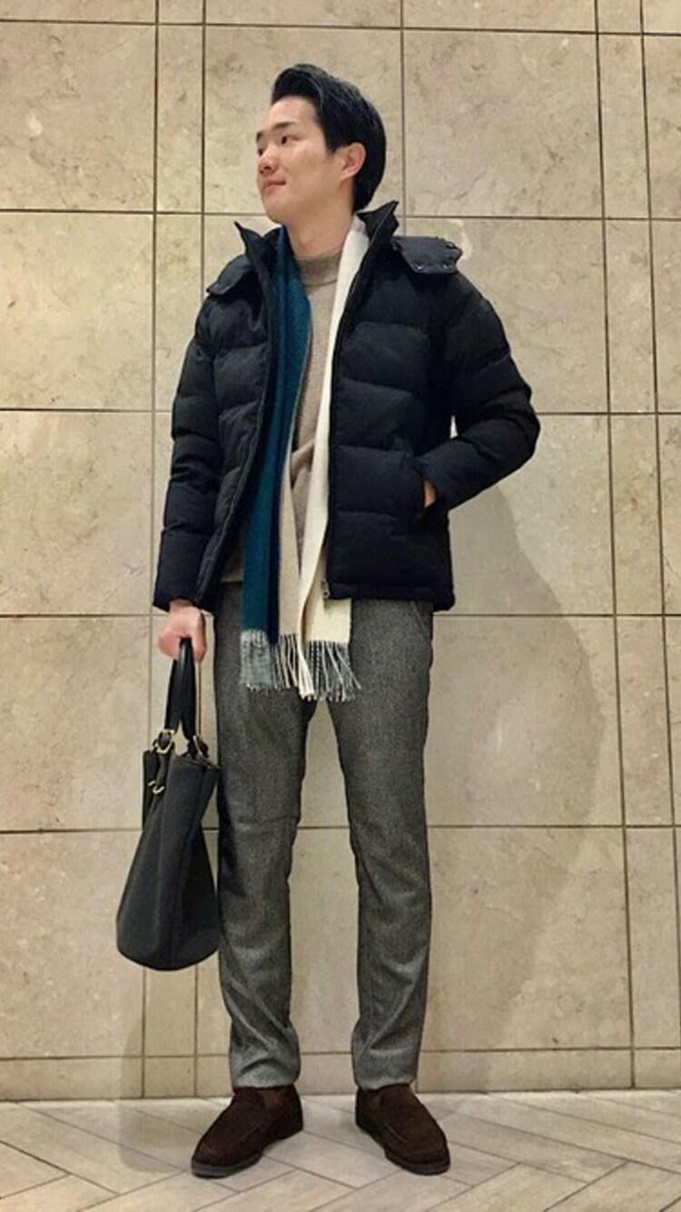 メンズにおすすめの黒ダウンとマフラー・トートバッグを使った174cm男性のビジネスカジュアル冬コーデ