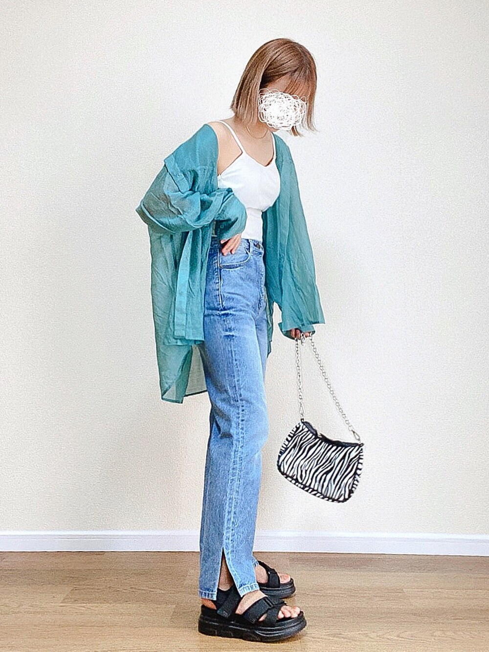 その他のショルダーバッグ、ブルー系のシャツ/ブラウス、ホワイト系のキャミソールを着用したレディースの夏コーディネートの1枚目の写真