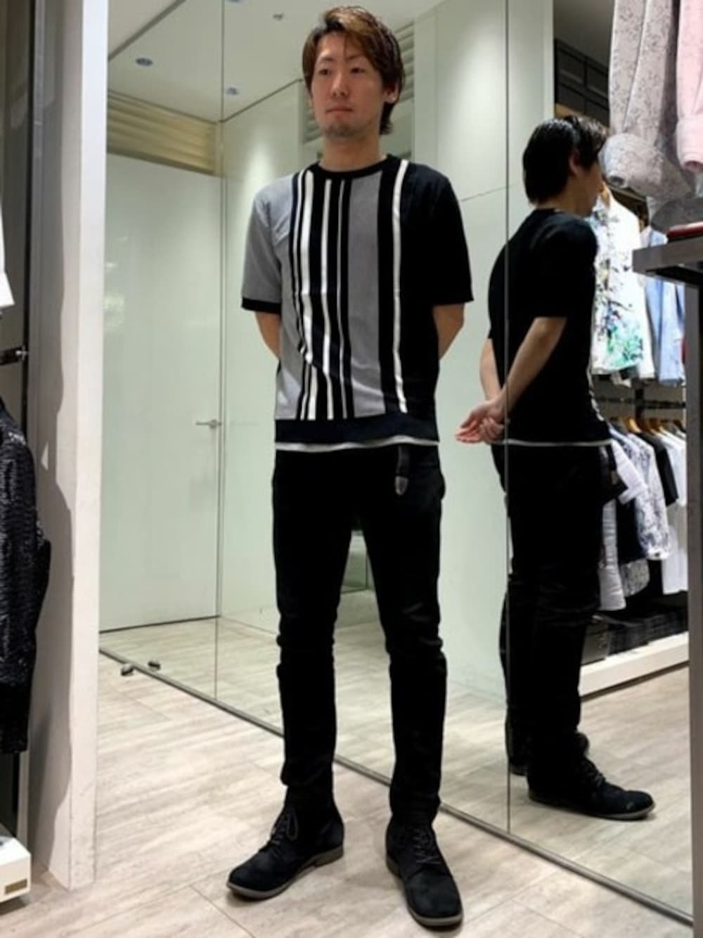 「カジュアル、シンプル、ブラック、ブラックコーデ、ストリート、大人カジュアル、休日スタイル、デニムパンツ、ハイストリート、ハイストリート #highstreet」｜「HIGH STREETのHIGH STREET∴ランダムストライプ半袖クルーニット（ニット/セーター、ブラック系）」を使った、ochiさん（メンズ・178cm）の春コーディネートの1枚目の写真