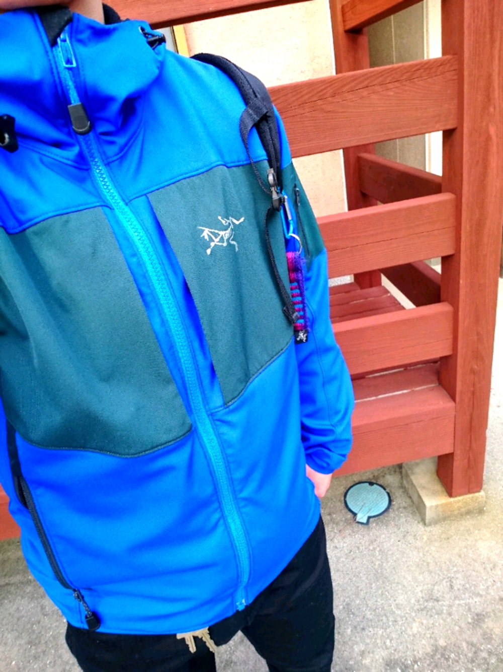 「ARC'TERYX、青、スポーツミックス、自転車スタイル、zozoデニム、マウンテンパーカー、低身長、大学生、自撮り」｜「ARC'TERYXのアイテム（マウンテンパーカー、ブルー系）」を使った、しんしんさん（メンズ・165cm）の冬コーディネートの1枚目の写真