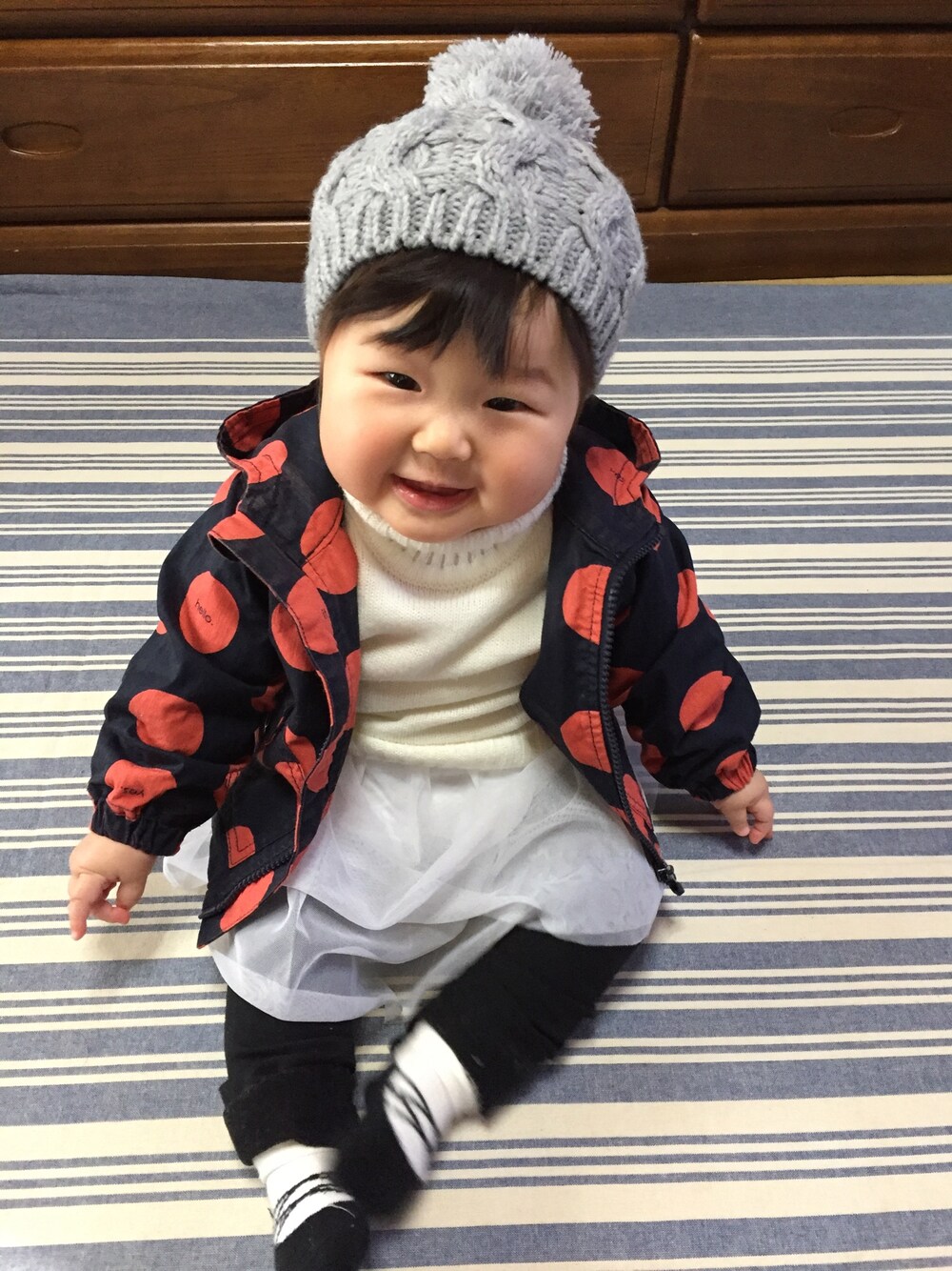 「DAISOのアイテム（帽子、グレー系）」を使った、coconaさん（キッズ・80cm）の冬コーディネートの1枚目の写真