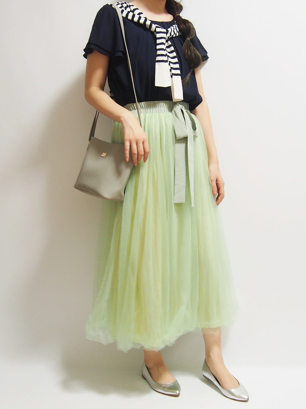 グレー系のショルダーバッグを着用したレディースの夏コーディネートの1枚目の写真