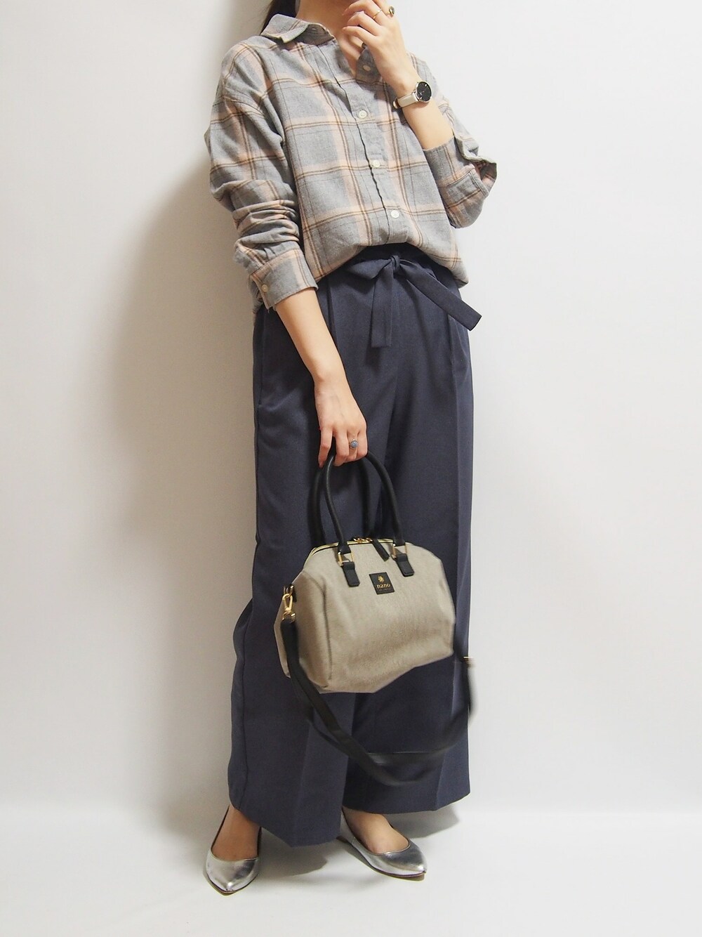 グレー系のハンドバッグを着用したレディースの秋コーディネートの1枚目の写真