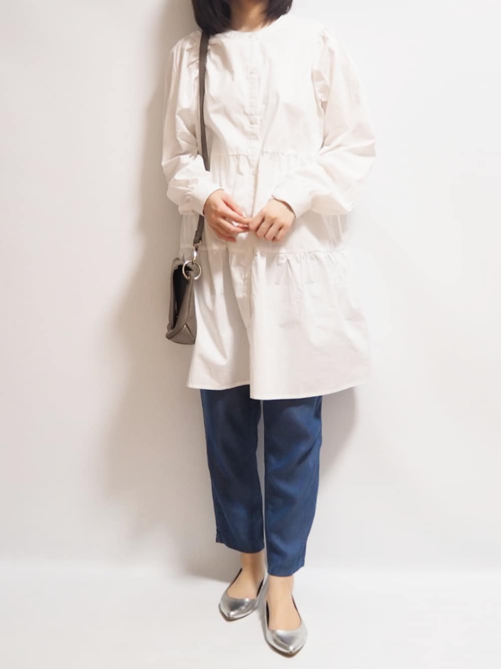 「チュニック、大人コーデ、シャツ、bohmal、春コーデ、白シャツ、シンプル、ティアード、ティアードブラウス」｜「bohmalの2WAYティアードチュニックシャツ（シャツ/ブラウス、ホワイト系）」を使った、yuyu/ゆゆ/159cm骨格ウェーブさん（レディース・159cm）の春コーディネートの1枚目の写真