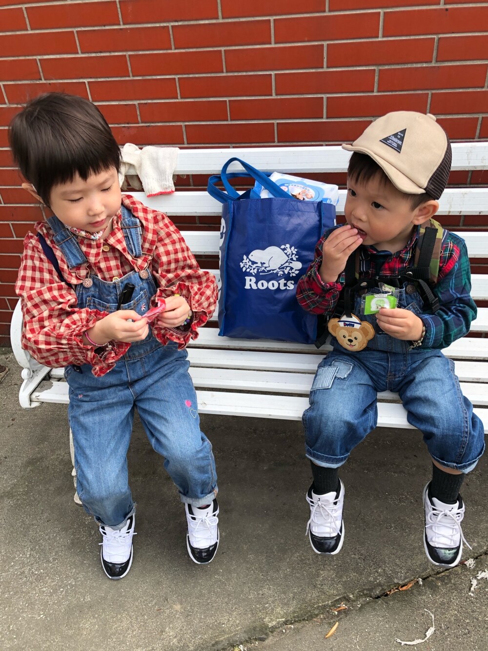 「OSHKOSHのアイテム（デニムパンツ、ブルー系）」を使った、⭐️Mimi&TiTi⭐️蜜踢姐弟⭐️さん（キッズ・100cm）の春コーディネートの1枚目の写真