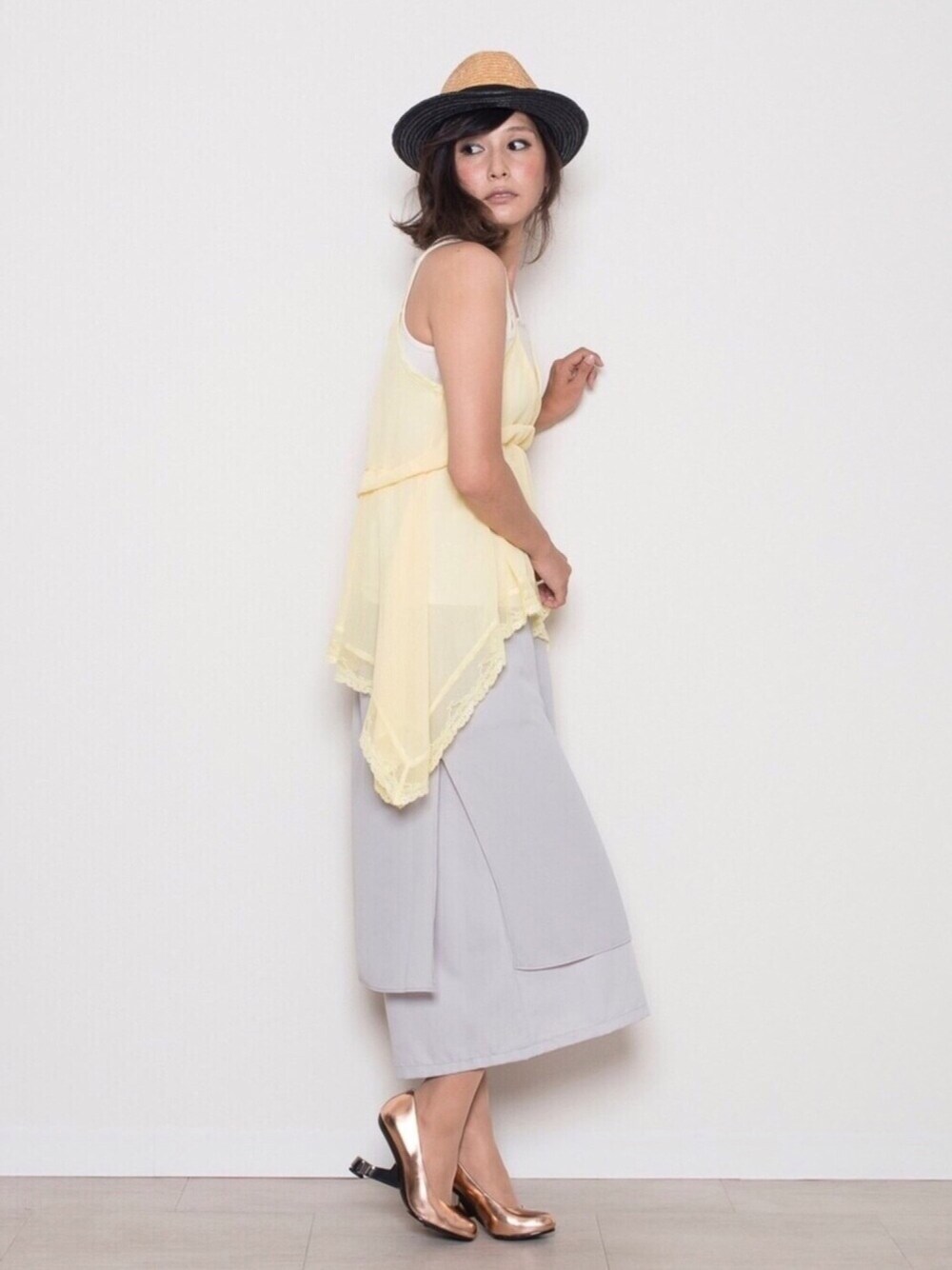 イエロー系のトップス、ブルー系のトップス、ブラック系のトップスを着用したレディースの冬コーディネートの1枚目の写真