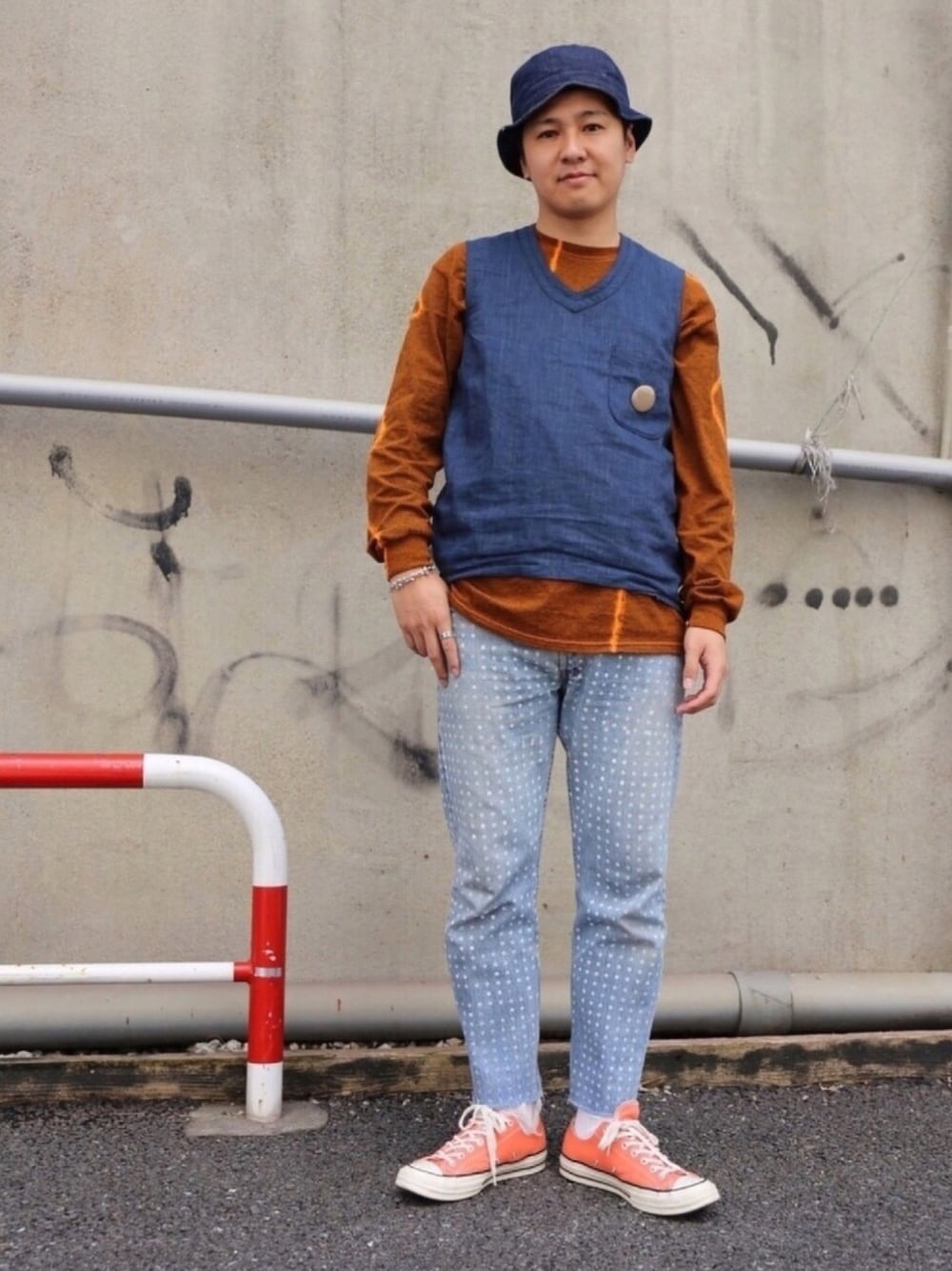 「チェッカーフラッグ、バンダナ、オレンジ、スニーカー、デニム、ベスト、カットオフ、ハット、一眼レフ」｜「BROWN by 2-tacsのアイテム（ベスト、ブルー系）」を使った、ウェイン KIYOSATOさん（メンズ・175cm）の春コーディネートの1枚目の写真