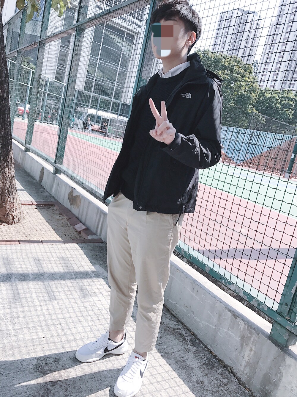 「THE NORTH FACEのアイテム（マウンテンパーカー、ブラック系）」を使った、MATTHEW さん（メンズ・177cm）の冬コーディネートの1枚目の写真