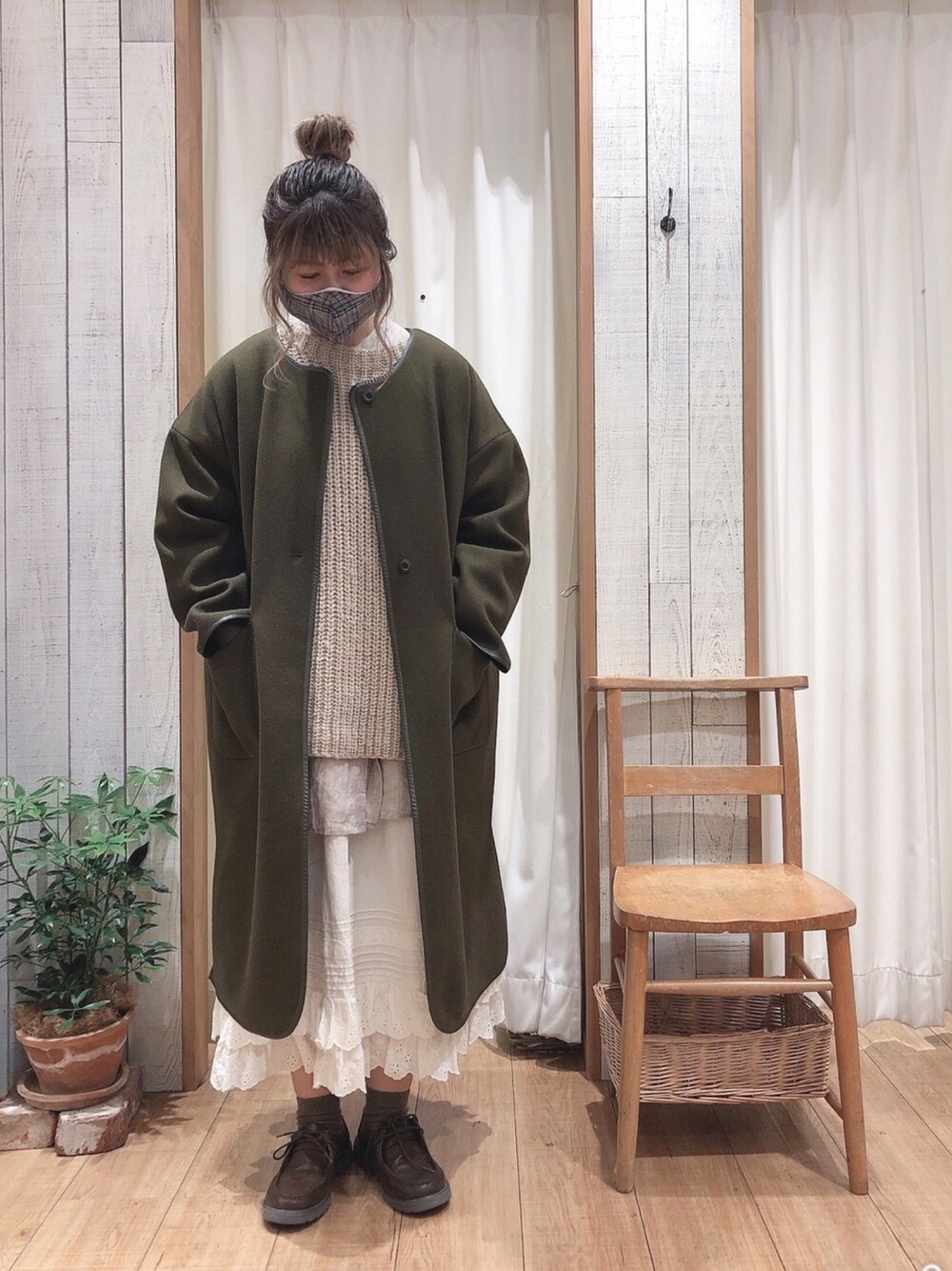 ベージュ系のニット/セーター、ベージュ系のシャツ/ブラウス、グリーン系のその他アウターを着用したレディースの秋コーディネートの1枚目の写真