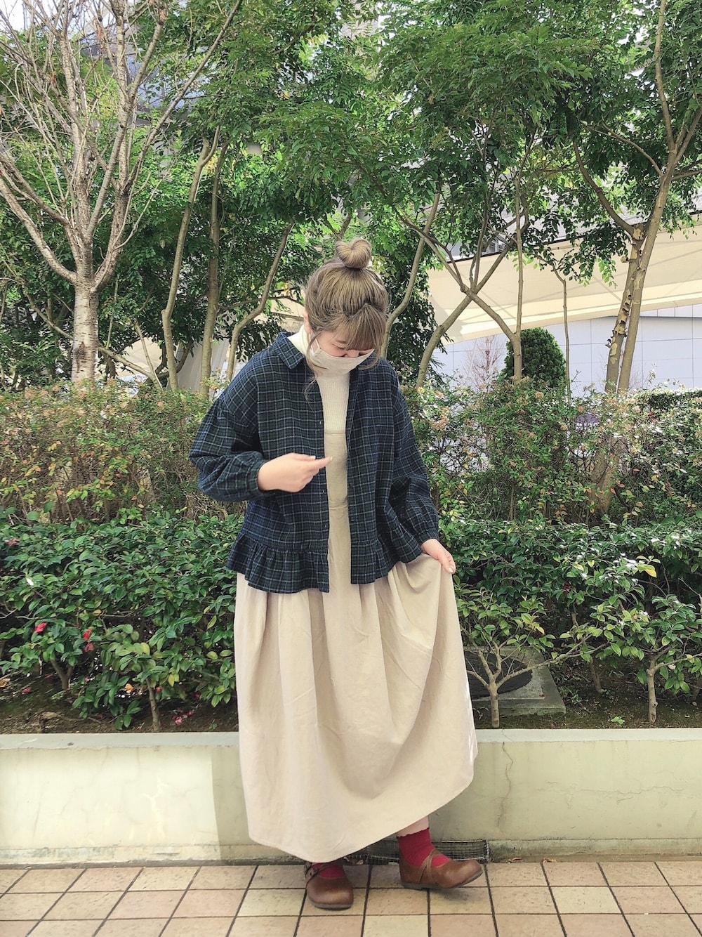 ホワイト系のニット/セーター、グリーン系のトップス、ベージュ系のワンピース/ドレスを着用したレディースの冬コーディネートの1枚目の写真