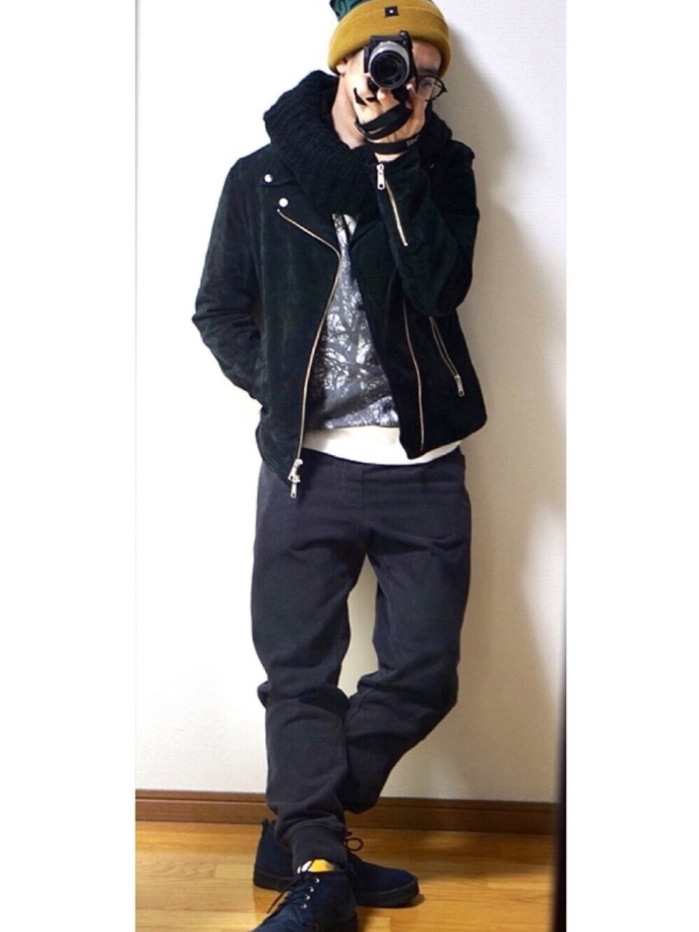「LHP、ライダース、スウェットパンツ、スヌード、H&M、BEAMS、whoop-de-doo、black、黒」｜「DC SHOESの15 CHESTER（ニットキャップ/ビーニー、イエロー系）」を使った、alexさん（メンズ・165cm）の冬コーディネートの1枚目の写真